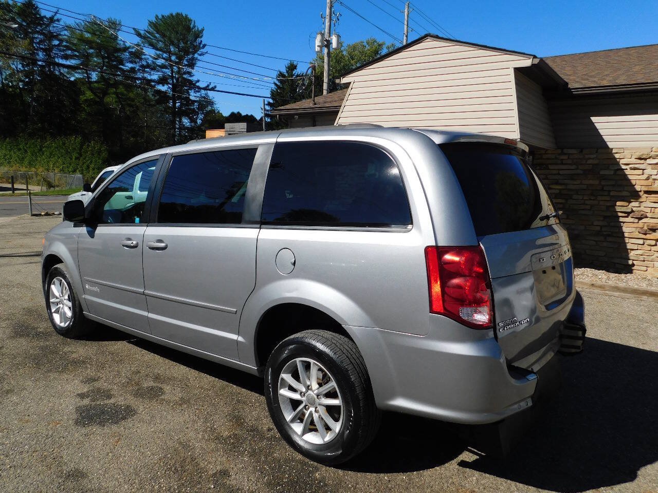 Used 2016 Dodge Grand Caravan SXT w/ Rear Park Assist Package FWD image 10