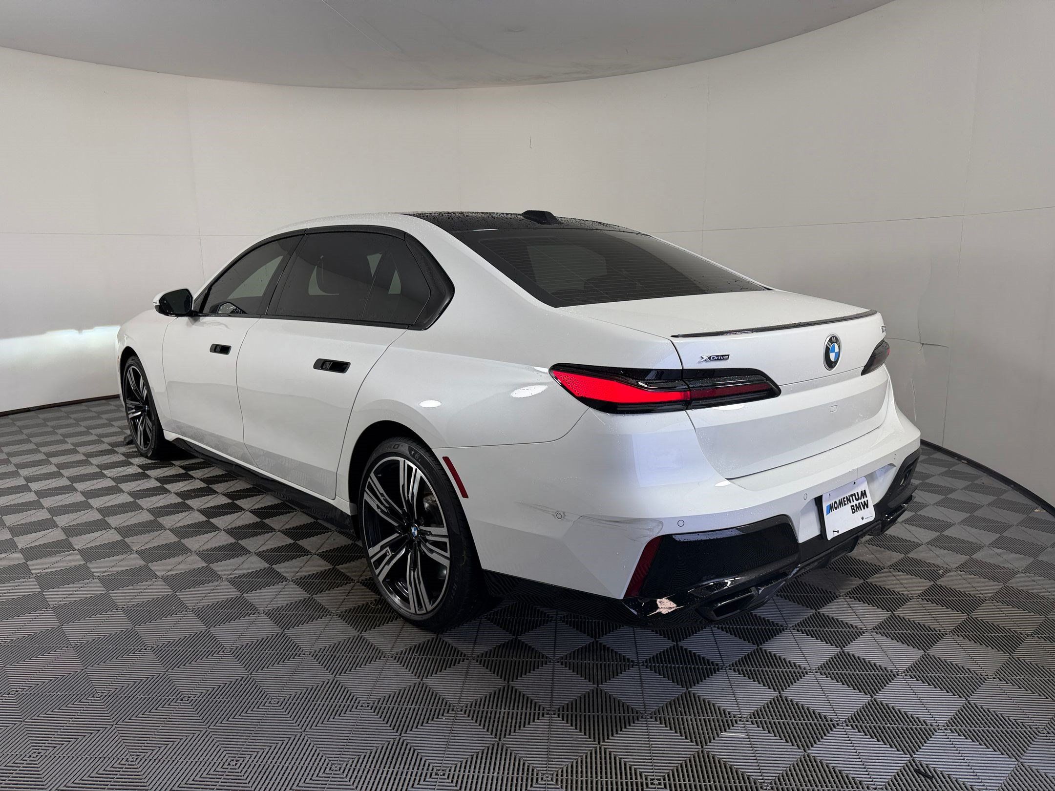 Used 2024 BMW 760i xDrive w/ Executive Package AWD/4WD image 3