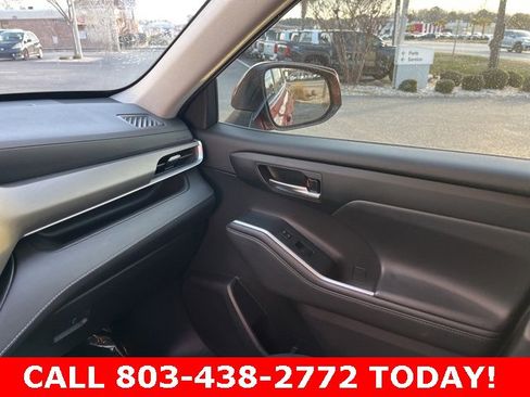 Used 2021 Toyota Highlander XLE image 27