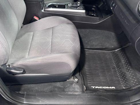 Used 2016 Toyota Tacoma TRD Sport AWD/4WD image 17