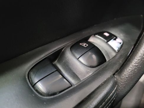 Used 2016 Nissan Rogue SV image 27