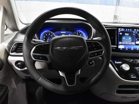 Used 2022 Chrysler Pacifica Touring-L FWD image 10