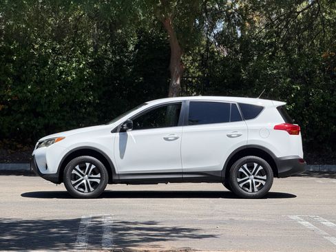 Used 2015 Toyota RAV4 LE FWD image 2