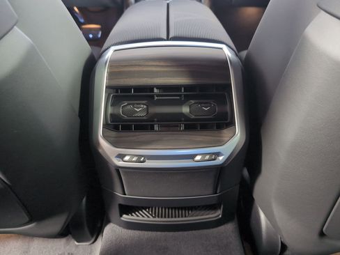 New 2025 BMW i7 xDrive60 w/ Premium Package image 29