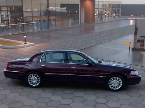 Used 2007 Lincoln Town Car Signature image 7