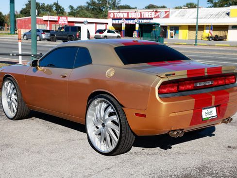 Used 2014 Dodge Challenger R/T image 10
