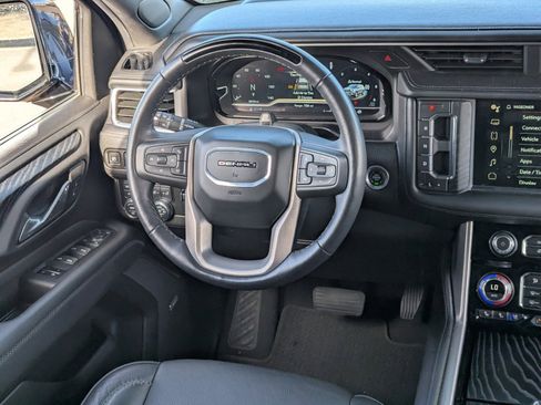 Used 2024 GMC Yukon XL Denali w/ Advanced Technology Package image 16