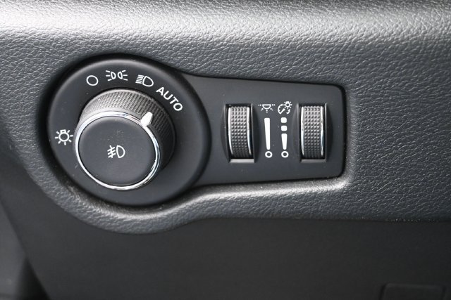 Used 2025 Chrysler Pacifica Select FWD image 34