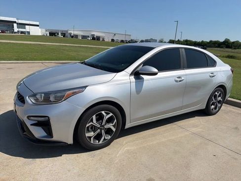 Used 2019 Kia Forte LXS FWD image 2