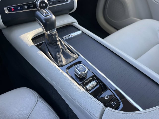 Used 2020 Volvo XC90 T6 Momentum AWD/4WD image 36