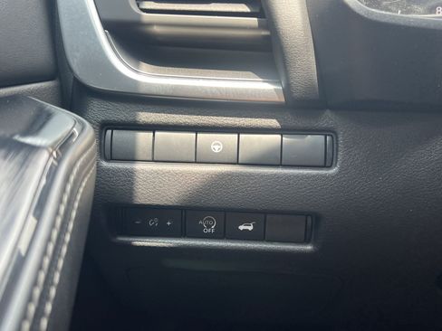 Used 2025 Nissan Rogue SV AWD/4WD image 12