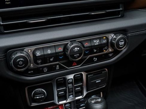 Used 2025 Jeep Wrangler Unlimited Rubicon w/ Technology Group image 83