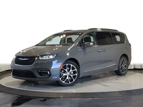Used 2021 Chrysler Pacifica Limited w/ Uconnect Theater Family Group AWD/4WD image 1
