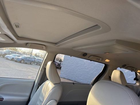 Used 2013 Toyota Sienna XLE image 11