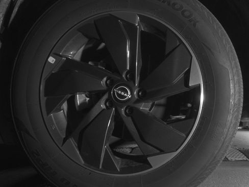 Used 2025 Nissan Rogue SV image 14