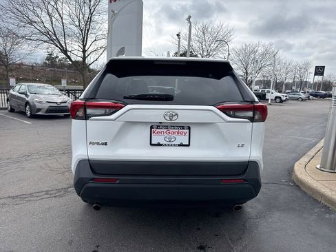 Used 2021 Toyota RAV4 LE image 5