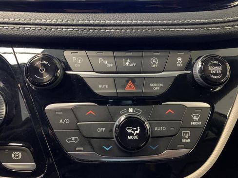 Used 2022 Chrysler Pacifica Touring-L w/ Uconnect Theater Family Group image 37