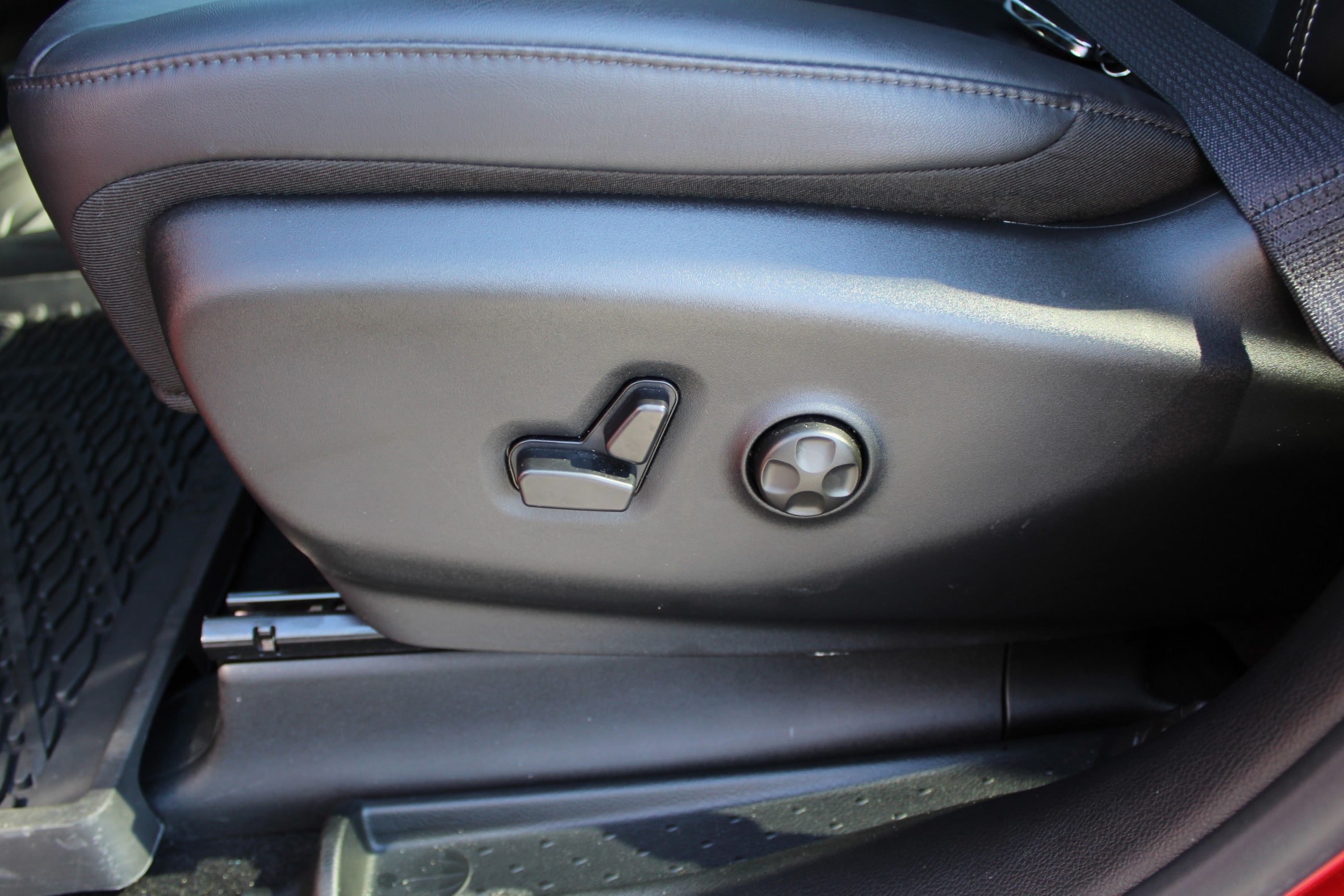 Used 2025 Chrysler Pacifica Select w/ Fav Edition Package FWD image 36
