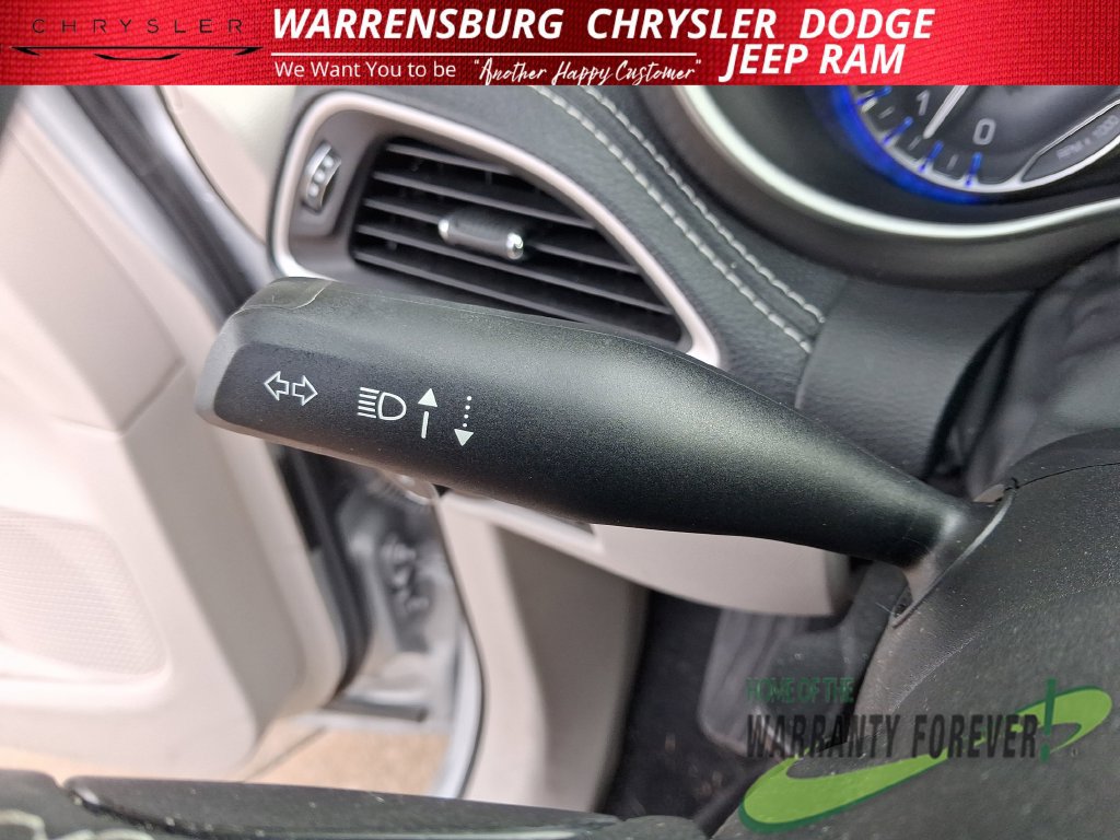 Used 2023 Chrysler Pacifica Touring-L FWD image 19