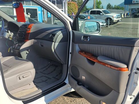 Used 2006 Toyota Sienna XLE w/ XLE Pkg 9 AWD/4WD image 10