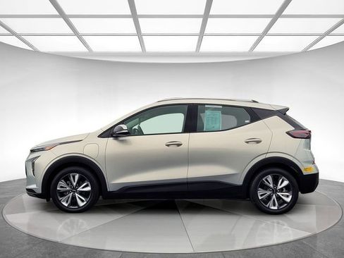 Used 2022 Chevrolet Bolt EUV LT w/ Convenience Package image 8