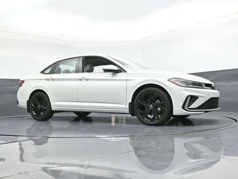 Used 2025 Volkswagen Jetta SE w/ Black Wheel Package image 20