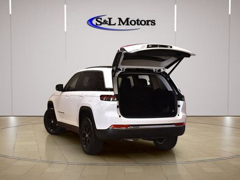 Used 2023 Jeep Grand Cherokee Limited AWD/4WD image 6