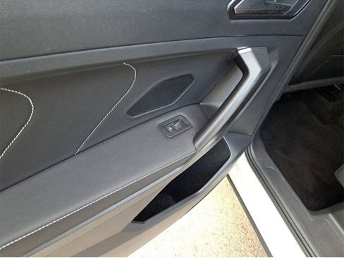 Used 2022 Volkswagen Tiguan SE image 12