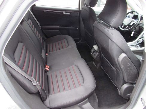 Used 2016 Ford Fusion SE w/ Equipment Group 201A image 9