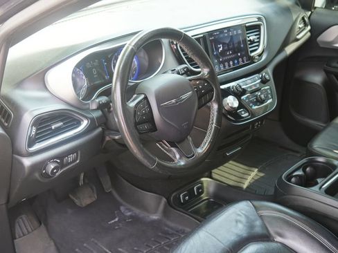 Used 2019 Chrysler Pacifica Touring-L w/ S Appearance Package FWD image 11