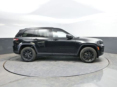 Used 2025 Jeep Grand Cherokee Altitude AWD/4WD image 12