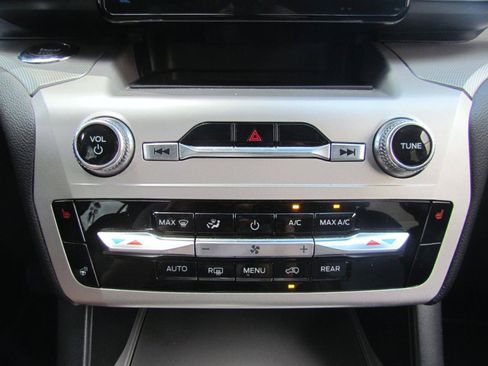 Used 2022 Ford Explorer XLT w/ Equipment Group 202A RWD image 35
