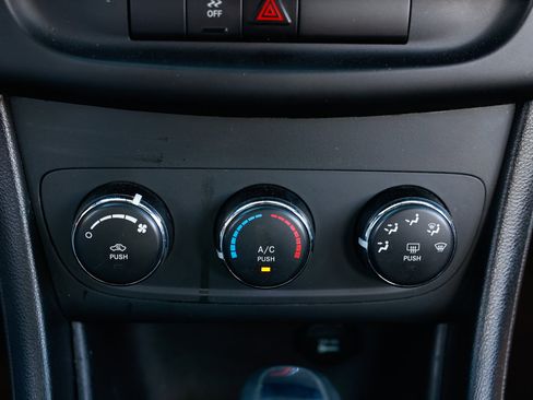 Used 2014 Dodge Avenger SE image 30