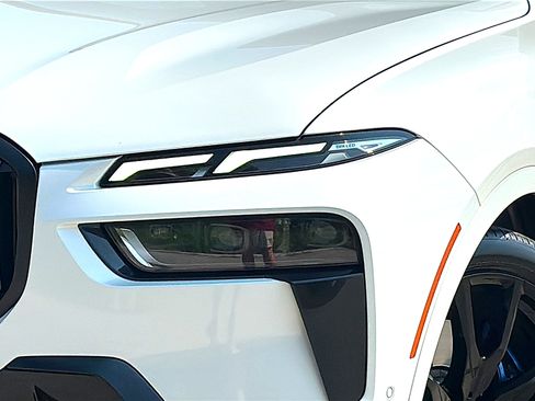 Certified 2025 BMW X7 M60i AWD/4WD image 4