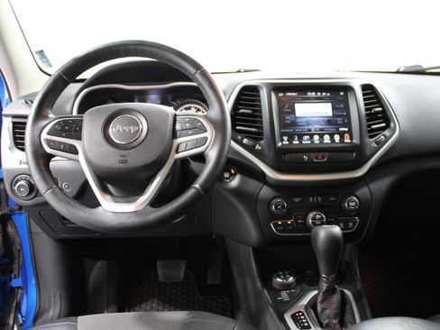 Used 2018 Jeep Cherokee Trailhawk w/ Comfort/Convenience Group AWD/4WD image 2