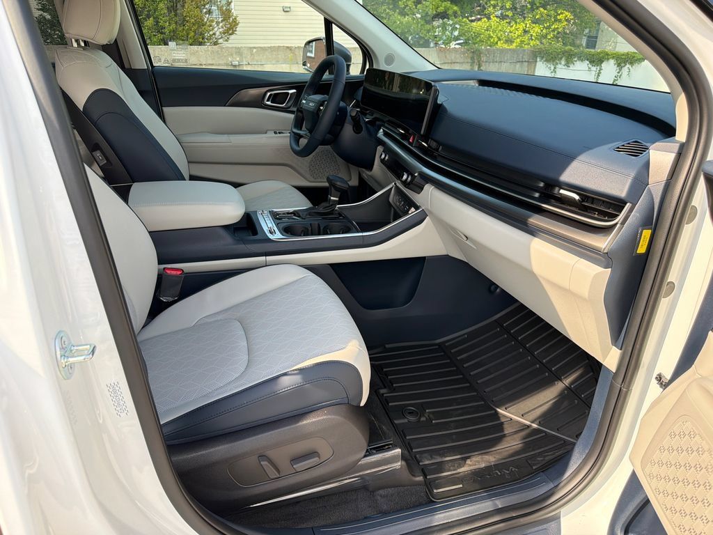 New 2027 Kia Carnival SX w/ Dark Edition Package FWD image 10
