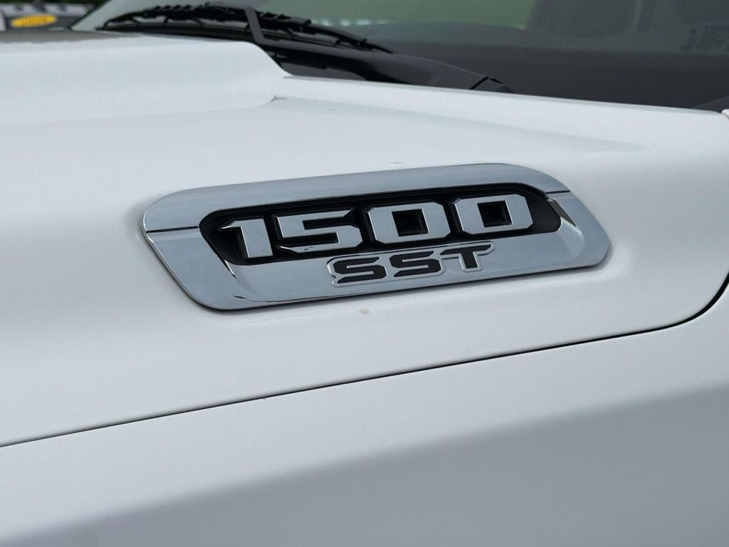 Used 2025 RAM 1500 Laramie AWD/4WD image 9