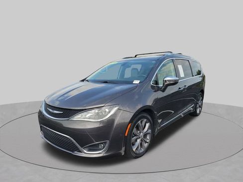 Used 2018 Chrysler Pacifica Limited w/ Tire & Wheel Group FWD image 11