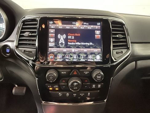 Used 2019 Jeep Grand Cherokee Laredo w/ 18" Wheel & 8.4" Radio Group AWD/4WD image 27