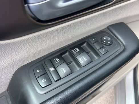 Used 2017 Chrysler Pacifica Touring-L FWD image 19