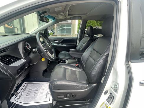 Used 2015 Toyota Sienna SE FWD image 13