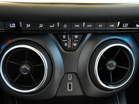 Used 2025 Chevrolet Blazer LT FWD image 23