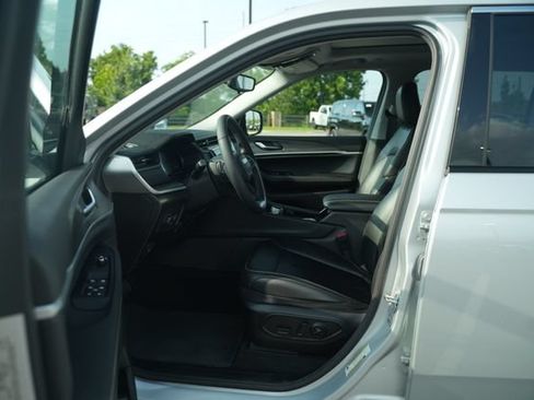 Used 2023 Jeep Grand Cherokee L Limited AWD/4WD image 14