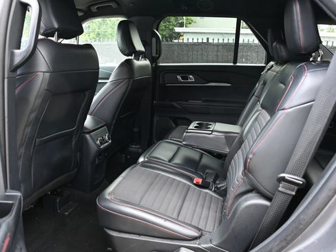 Used 2025 Ford Explorer ST-Line w/ ST-Line Street Pack AWD/4WD image 15