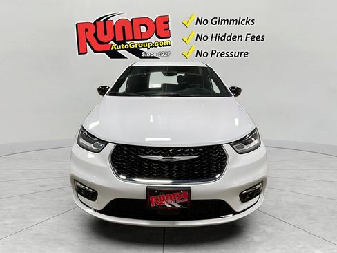 Used 2025 Chrysler Pacifica Select image 9