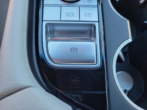 Used 2025 Genesis G70 2.5T image 33