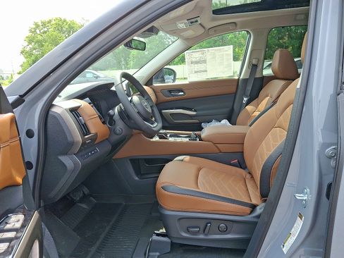 New 2025 Nissan Pathfinder Platinum image 7