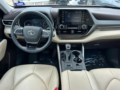 Used 2021 Toyota Highlander XLE AWD/4WD image 19
