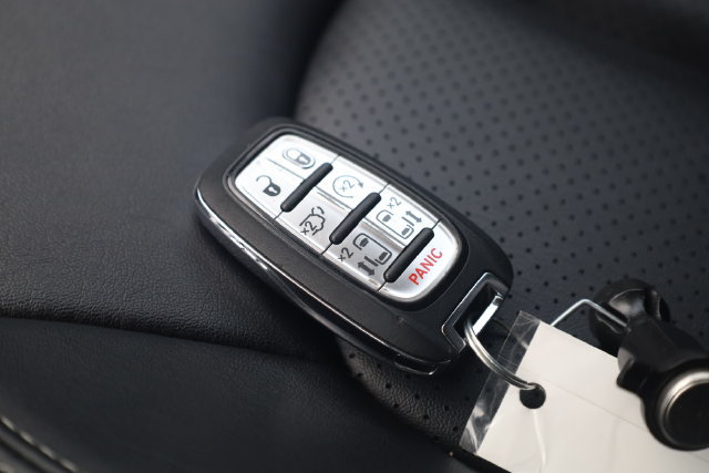 Certified 2024 Chrysler Pacifica Touring-L FWD image 37