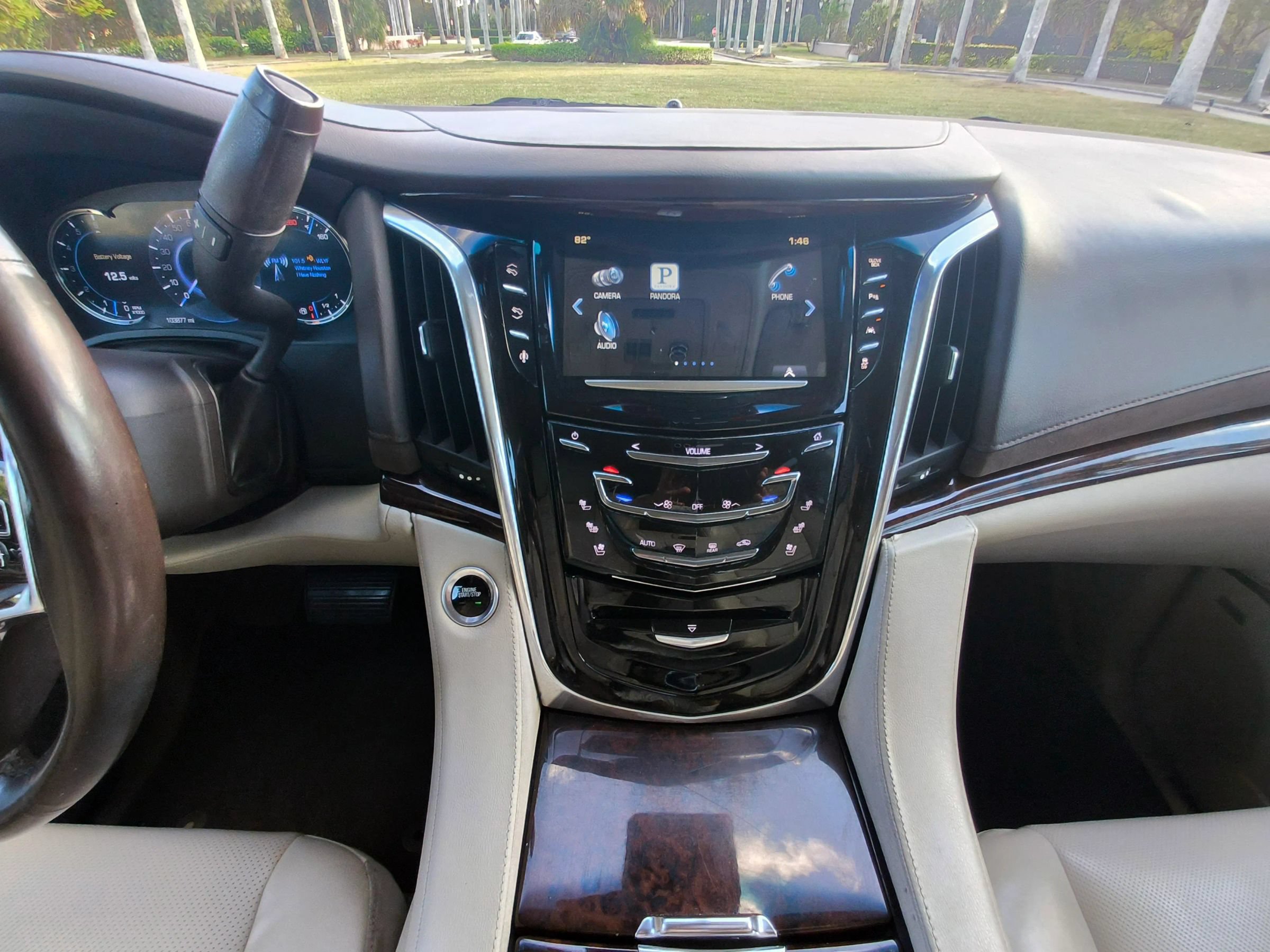 Used 2016 Cadillac Escalade Luxury AWD/4WD image 9